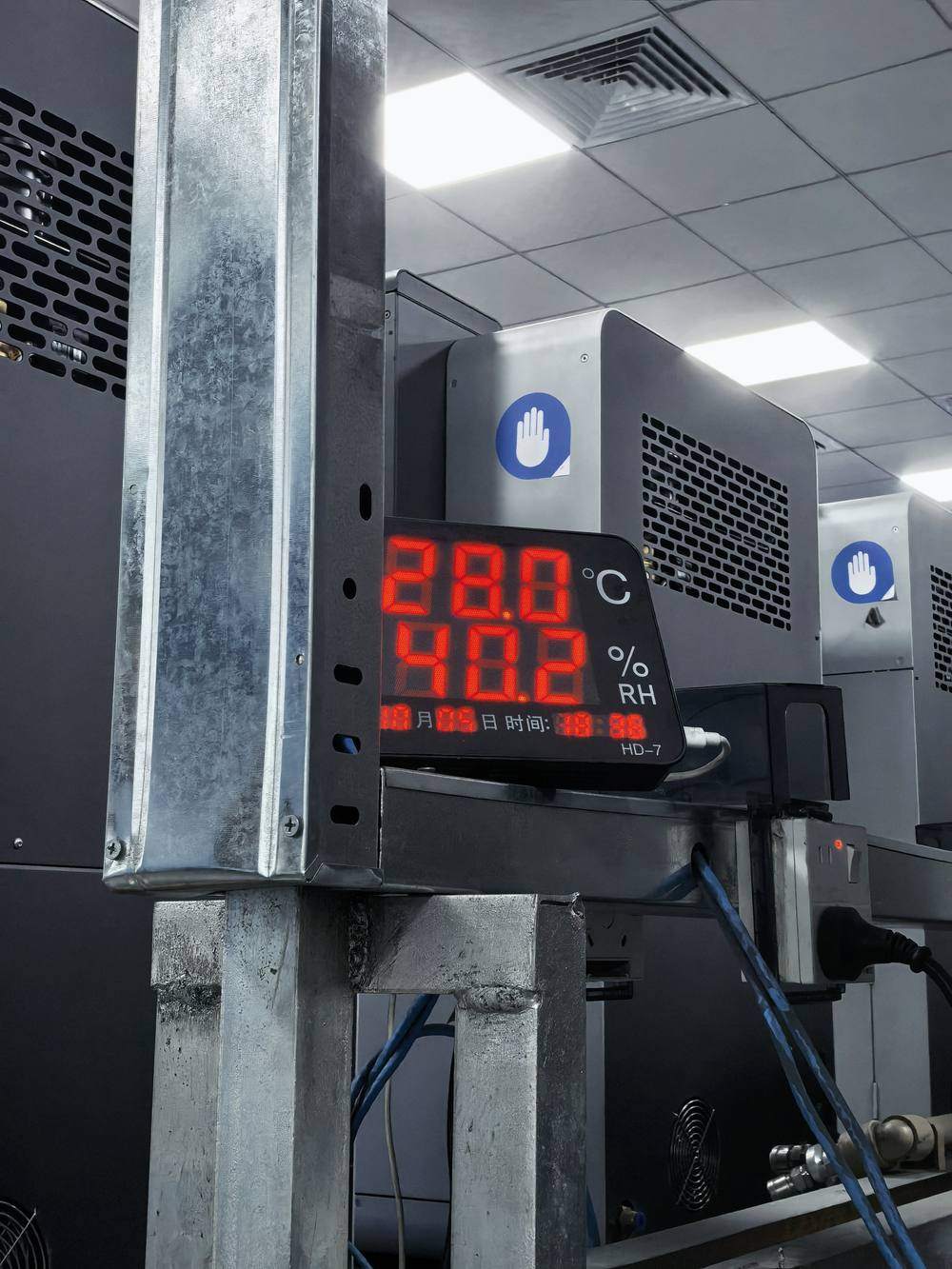 Climate monitoring display on the production floor